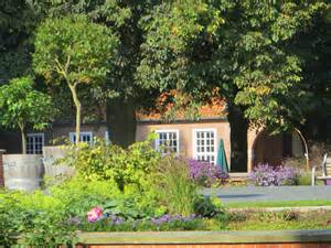 Evenburger Schlosspark Leer-Loga - Het Tuinpad Op / In Nachbars Garten