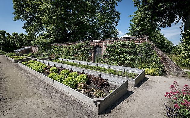 Landgoed Ewsum Middelstum - Het Tuinpad Op / In Nachbars Garten