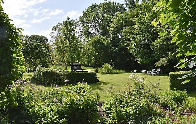 Der Bauernhofgarten Beerta - Het Tuinpad Op / In Nachbars Garten